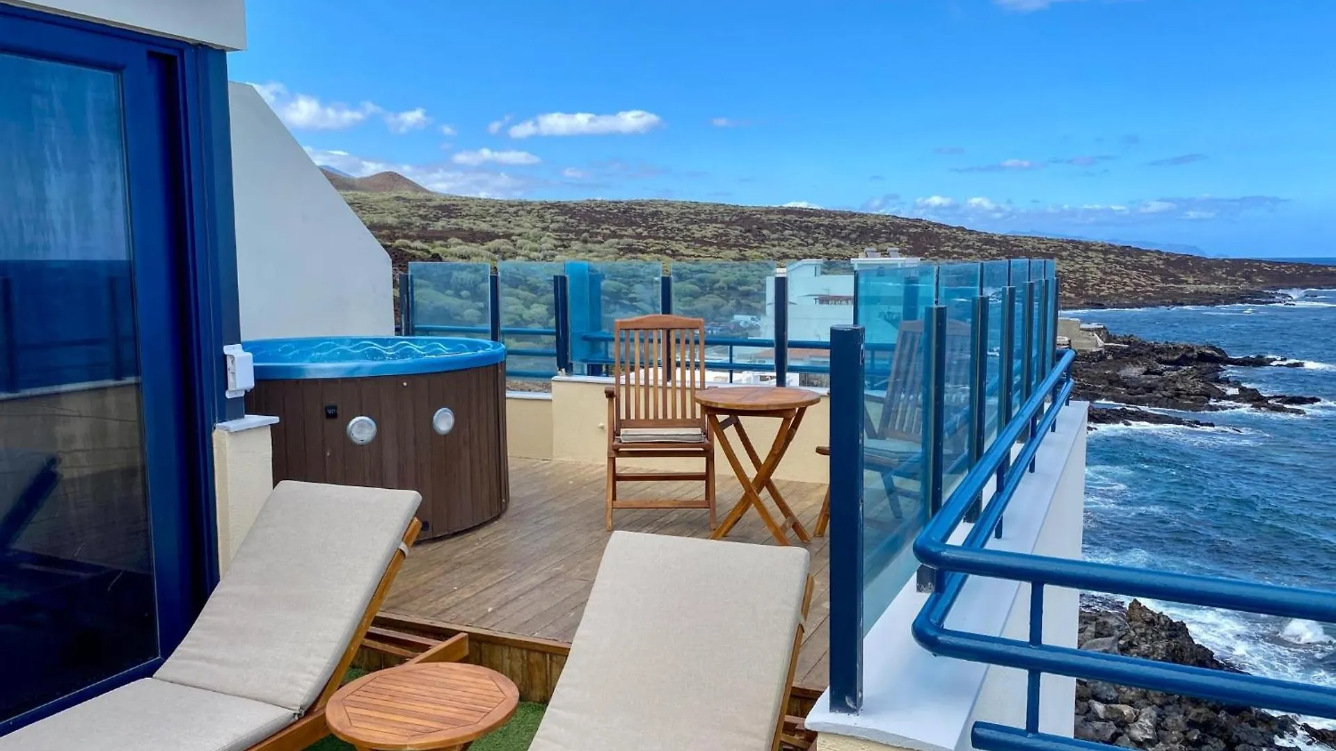 La Mar Loft Apartment With Hot Tub Puertito de Guimar
