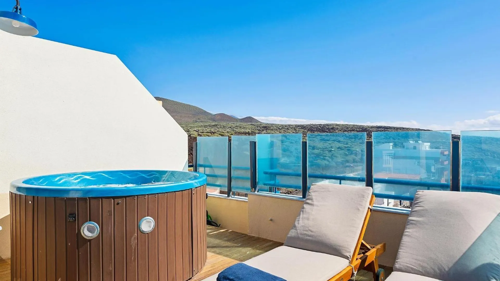 La Mar Loft Apartment With Hot Tub Puertito de Guimar