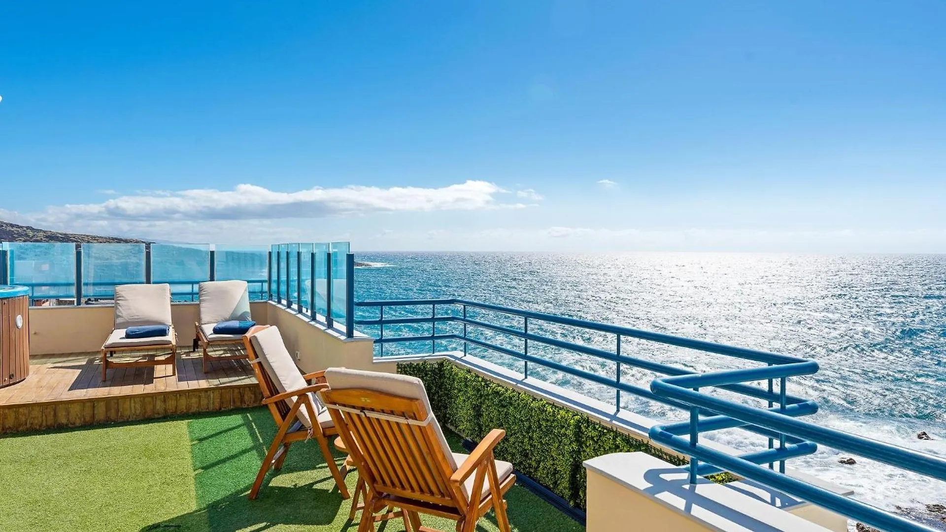 La Mar Loft Apartment With Hot Tub Puertito de Guimar
