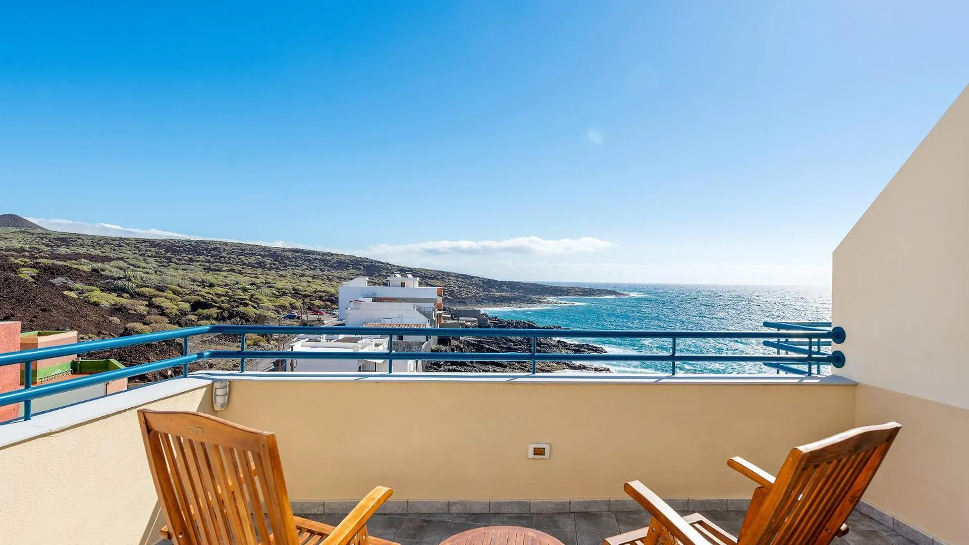 La Mar Loft Apartment With Hot Tub Puertito de Guimar