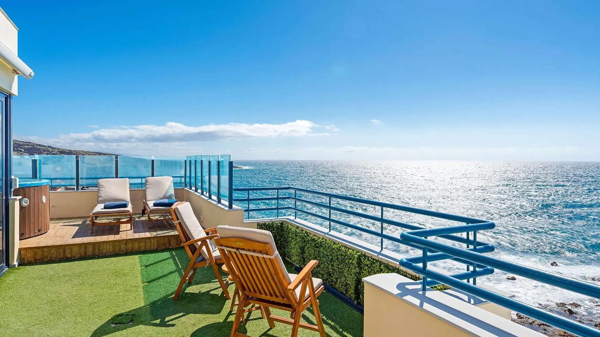 La Mar Loft Apartment With Hot Tub Puertito de Guimar