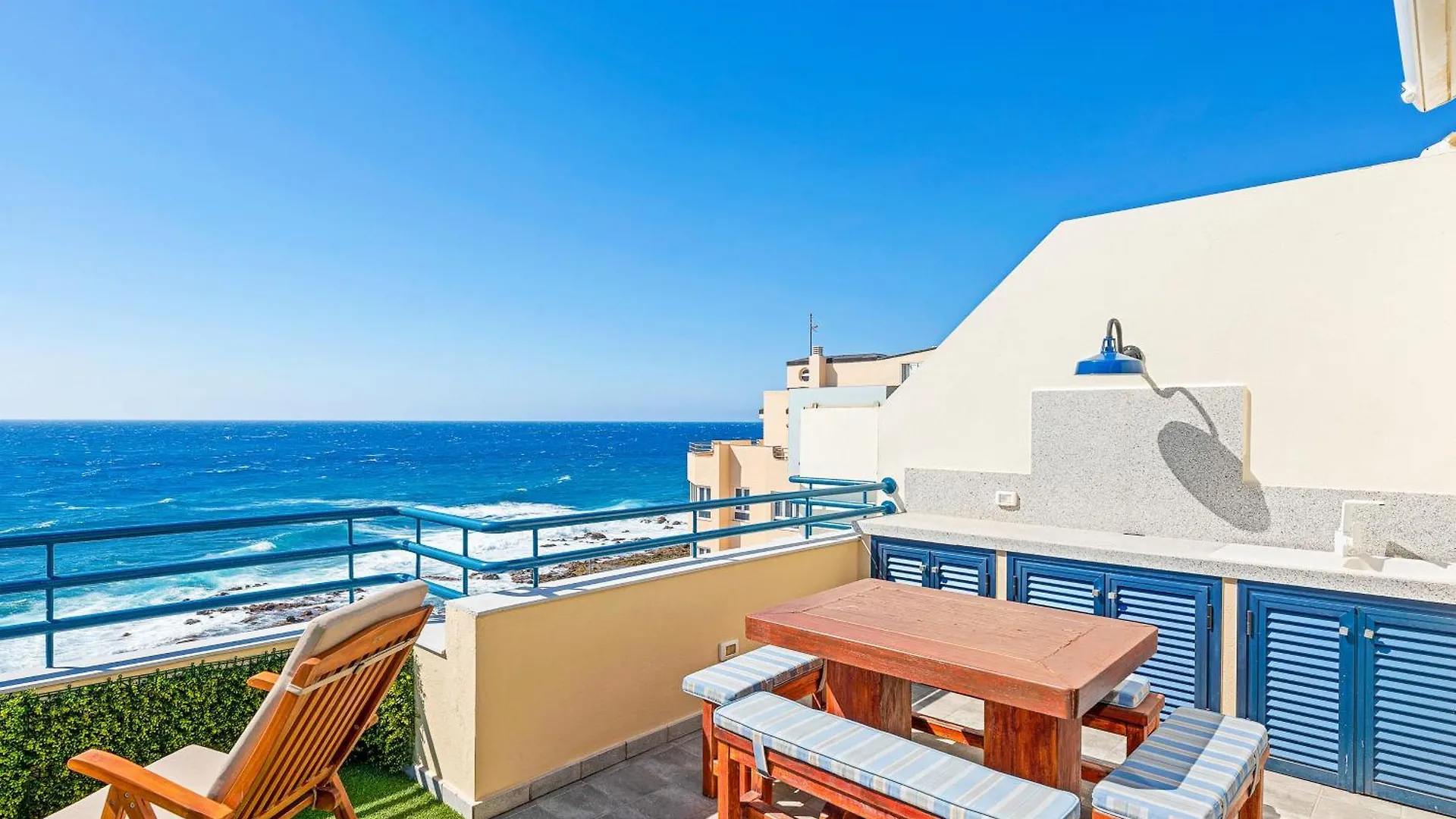 La Mar Loft Apartment With Hot Tub Puertito de Guimar